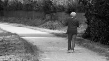 امرأة مسنّة تبحث عن ابنة جديدة مقابل راتب شهري