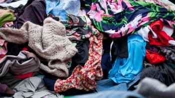 وفاة رجل بلا مأوى أثناء بحثه عن الثياب