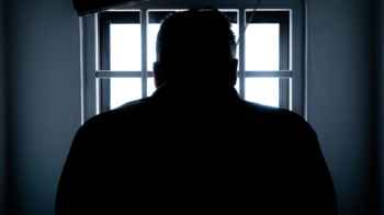 شاب يرتكب جريمة مروعة بعد انتقاد والدته له