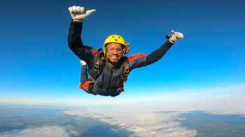 104 قافزين بالمظلات يحطمون رقما قياسيا في الهواء – فيديو