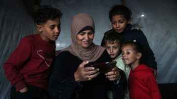 On the Screen, an Entire Homeland… A Displaced Mother Watches Her Son in the Arab Cup – Photos