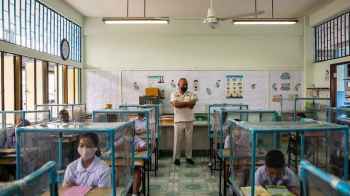 إجراءات الوقاية من فيروس كورونا فى مدارس تايلاند.. صناديق بلاستيك وكمامات.. صور