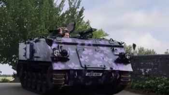 "تاكسي الدبابة"..بريطاني ينقل الأشخاص إلى منازلهم داخل دبابته الخاصة.. (صور)