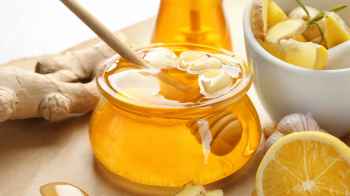 6 فوائد لشرب الماء الدافئ مع العسل على الريق.. أو قبل النوم